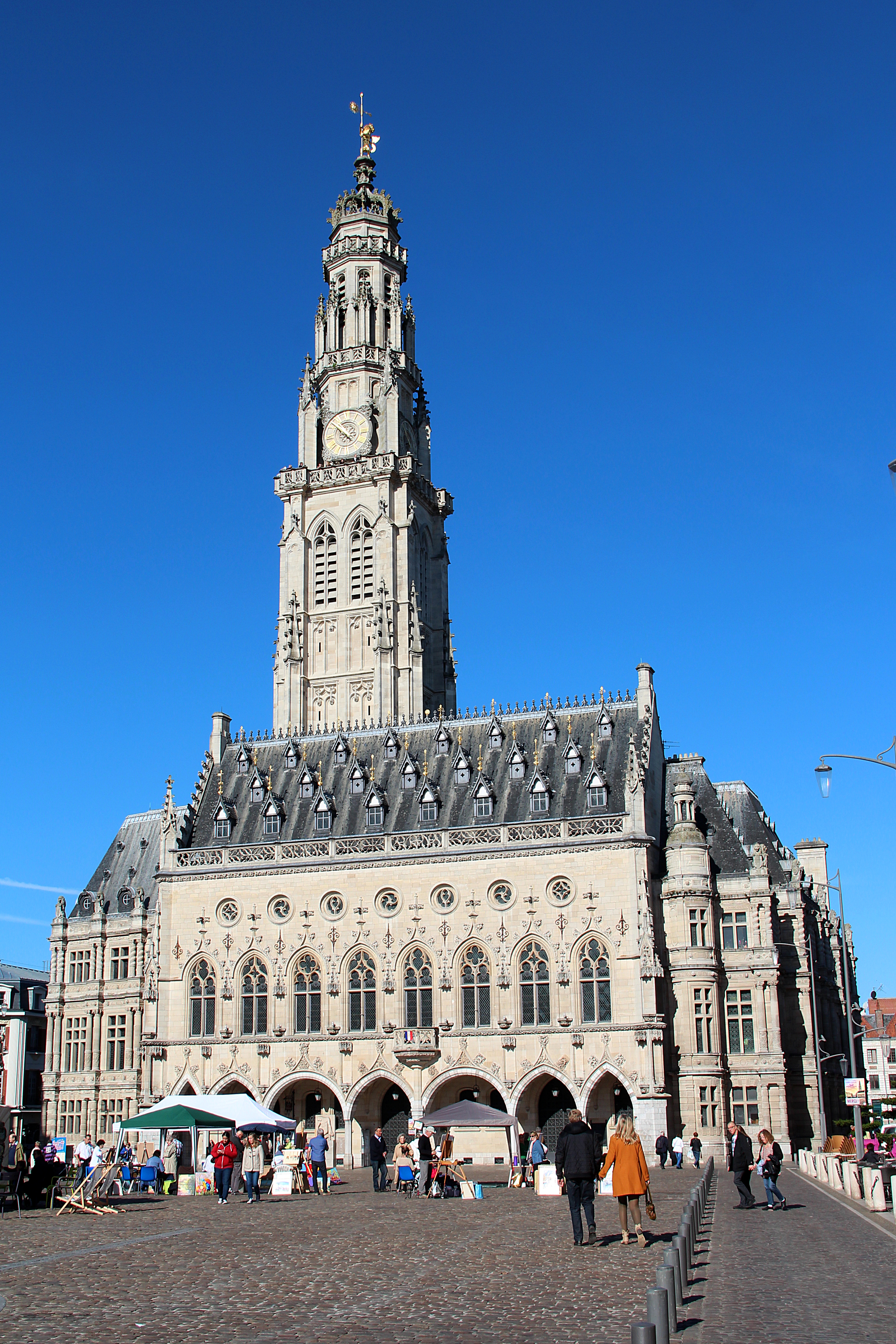 0_Arras,_place_des_H%C3%A9ros_-_Le_beffroi_et_lh%C3%B4tel_de_ville_(2).jpeg