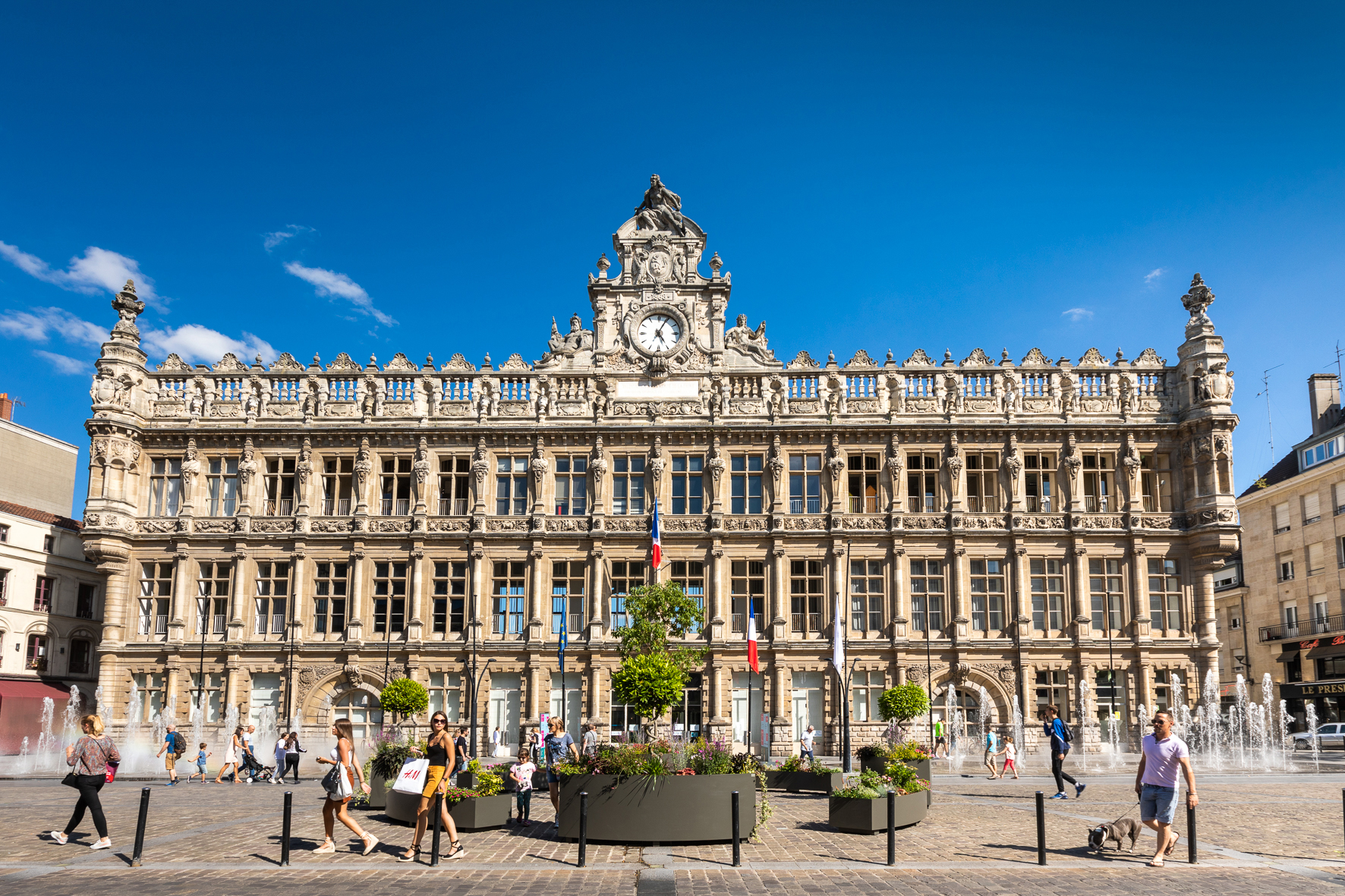 1-Valenciennes-place-darmes-hotel-de-ville-OTCVM-©-claude-waeghemacker-HD-130.jpg